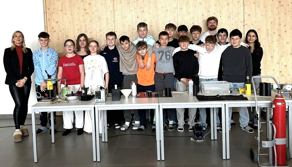 Klassenvorständin Pamela Guttmann (l.) und Vortragender Matthias Bergthaler (5.v.r.) mit der 3a-Klasse der Mittelschule Neudörfl.