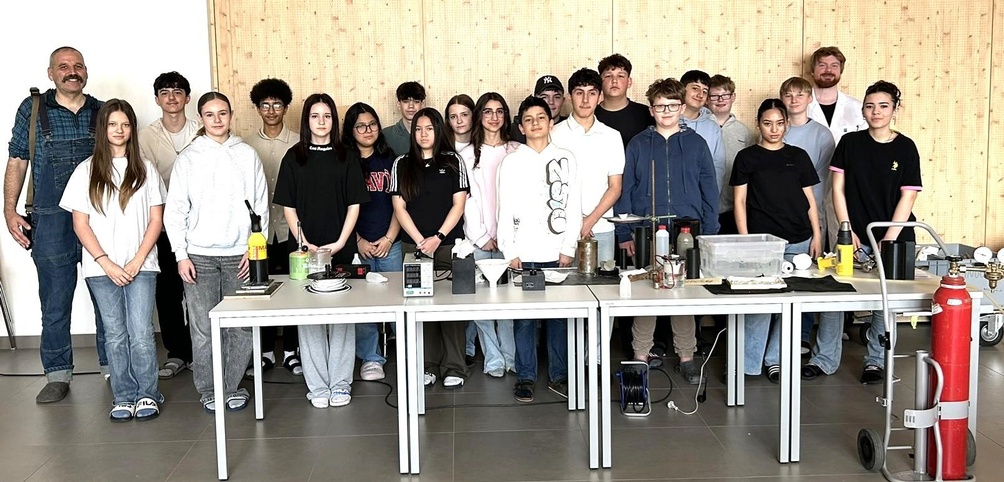 Chemie-Lehrer Markus Ankerl (l.) und Vortragender Matthias Bergthaler (2.v.r.) mit der 3b-Klasse der Mittelschule Neudörfl.