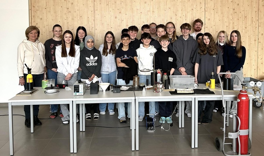 BO-Lehrerin Gertrude Schütz (l.) und Vortragender Matthias Bergthaler (5.v.r.) mit der 3c-Klasse der Mittelschule Neudörfl.