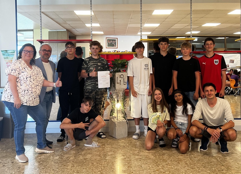Die Schüler der Baugruppe der MS Rudersdorf präsentierten mit ihrem Lehrer Sven Svejnoha (r.), Direktor Gerd Kirschner (2. v. l.) und Sonja Wagner, Landesinnungsmeister-Stellvertreterin der Landesinnung Bau, (l.) ihr Werk, eine kunstvolle Säule. 