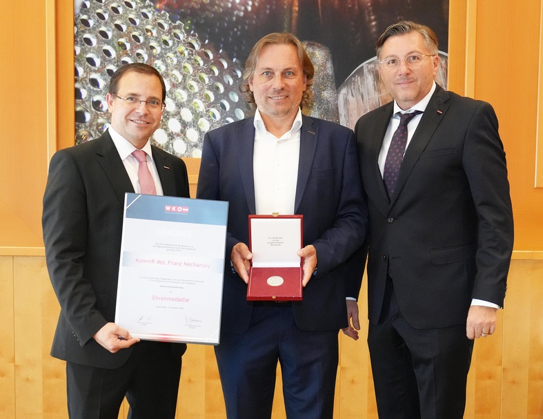 Ehrenmedaille: Wirtschaftskammerpräsident Mst. Andreas Wirth, KommR Mst. Franz Nechansky und Wirtschaftskammerdirektor Harald Schermann