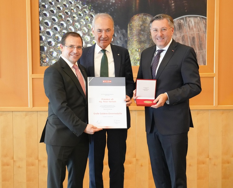 Große Goldene Ehrenmedaille: Wirtschaftskammerpräsident Mst. Andreas Wirth, Präsident a.D. Peter Nemeth und Wirtschaftskammerdirektor Harald Schermann