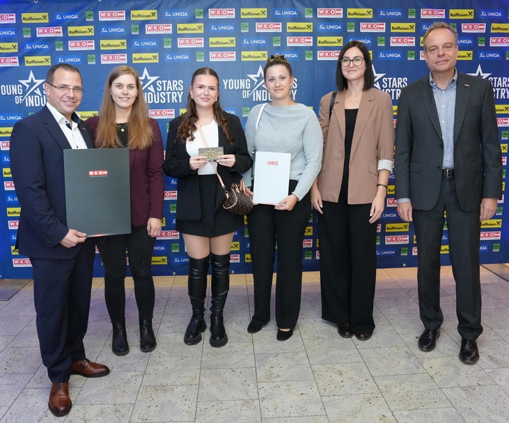 Neudoerfler Office Systems GmbH<br />
Wirtschaftskammerpräsident Mst. Andreas Wirth, Julia Kremsl (Ausbilderin), Julia Antosik (2. Lehrjahr), Nicole Syrinek (Ausbilderin), Patricia Cosic (Firmenrepräsentantin) und Spartenobmann KommR Christoph Blum (v. l.) <br />
<br />
