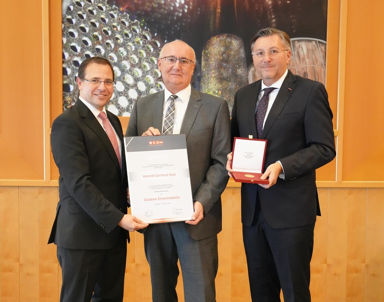Goldene Ehrenmedaille: Wirtschaftskammerpräsident Mst. Andreas Wirth, KommR Gerhard Nyul und Wirtschaftskammerdirektor Harald Schermann