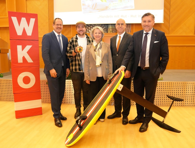 Bundesspartenobmann Rainer Trefelik, Kitesurf-Olympiasieger Valentin Bontus, Landesspartenobfrau KommR Bettina Mayer-Toifl, WIFO-Direktor Gabriel Felbermayr und Wirtschaftskammerdirektor Harald Schermann (v. l.). 