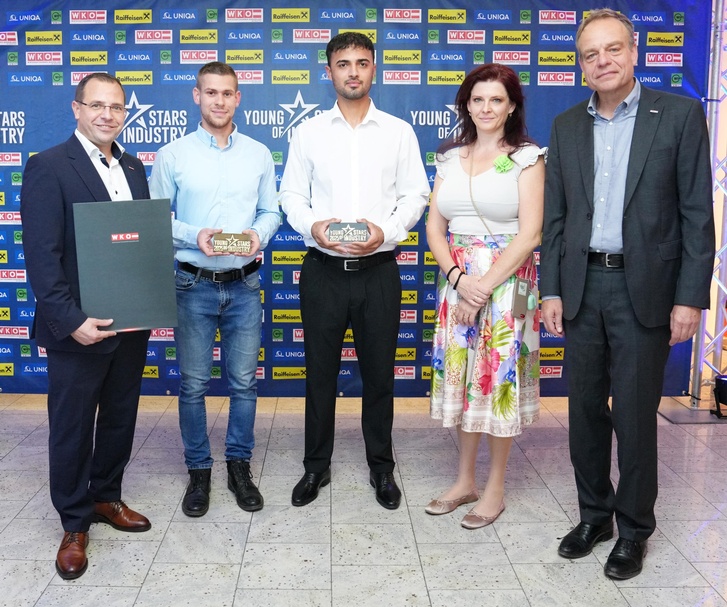 Parador Parkettwerke GmbH<br />
Wirtschaftskammerpräsident Mst. Andreas Wirth, Simon Aron (3. Lehrjahr), Hamied Hamied (2. Lehrjahr), Maria Magdolna Tariska (Firmenrepräsentantin) und Spartenobmann KommR Christoph Blum (v. l.) <br />
