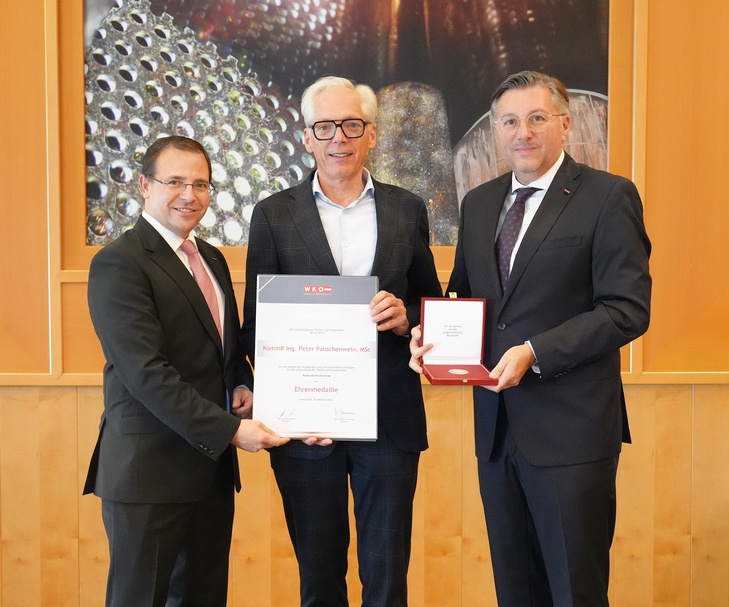 Ehrenmedaille: Wirtschaftskammerpräsident Mst. Andreas Wirth, KommR Peter Pauschenwein und Wirtschaftskammerdirektor Harald Schermann
