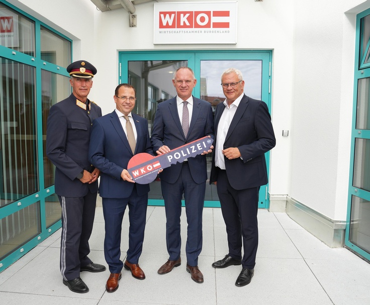 Landespolizeidirektor Martin Huber, Wirtschaftskammerpräsident Mst. Andreas Wirth, Innenminister Gerhard Karner und Bürgermeister Thomas Steiner (v. l.)