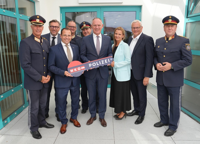 Landespolizeidirektor Martin Huber, Wirtschaftskammerdirektor Harald Schermann, Wirtschaftskammerpräsident Mst. Andreas Wirth, Bildungszentrum-Leiter-Stv. Reinhold Bader, Landespolizeidirektor-Stv. Werner Fasching, Innenminister Gerhard Karner, Eva Gollubits (Leiterin der Gruppe 1/A im Innenministerium), Bürgermeister Thomas Steiner und Bildungszentrum-Leiter Hans Halbauer (v. l.)