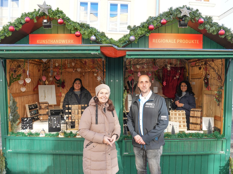 Melanie Eckhardt (Obfrau des burgenländischen Markthandels) und Benjamin Fink (Vorsitzender der Fachvertretung des Kunsthandwerks) vor dem Stand von Priscilla Otero Crisanto (l.) und Luz Crisanto Calle de Feymann am Eisenstädter Christkindlmarkt 