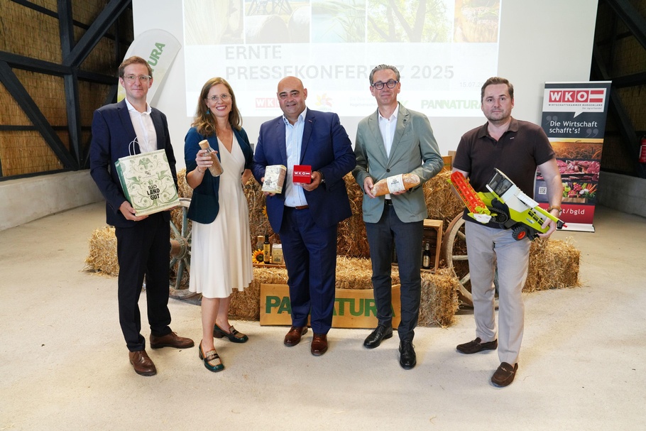 Markus Fritz (PANNATURA), Anja Haider-Wallner (Landeshauptmann-Stellvertreterin), Hannes Mosonyi (Obmann des Landesgremiums Agrarhandel), Mario Winkler (Österreichische Hagelversicherung) und Martin Pinczker (Bioproduzent) (v. l.) 
