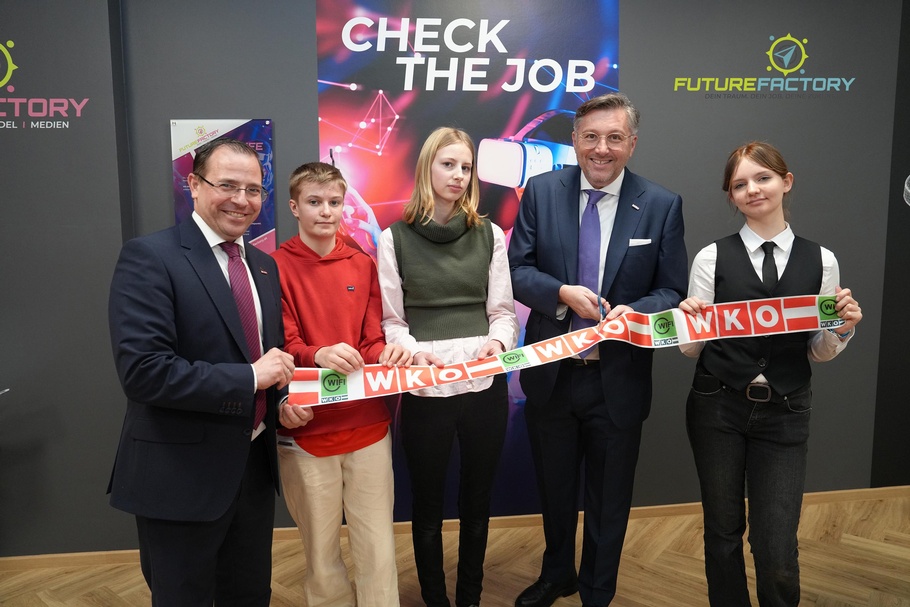 Wirtschaftskammerpräsident Mst. Andreas Wirth, Schüler Mailin Pillis, Schülerin Tessa Ohr, Wirtschaftskammerdirektor Harald Schermann und Schülerin Vanessa Kranjec von der MS Stoob (v. l.)