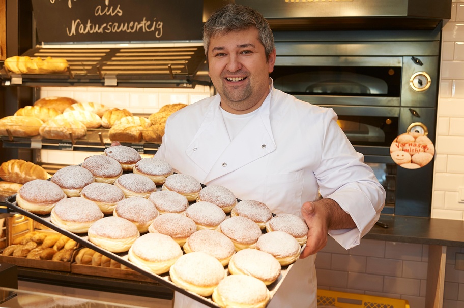 Michael Goldenitsch, Landesinnungsmeister der Bäcker, mit den süßen Köstlichkeiten. 