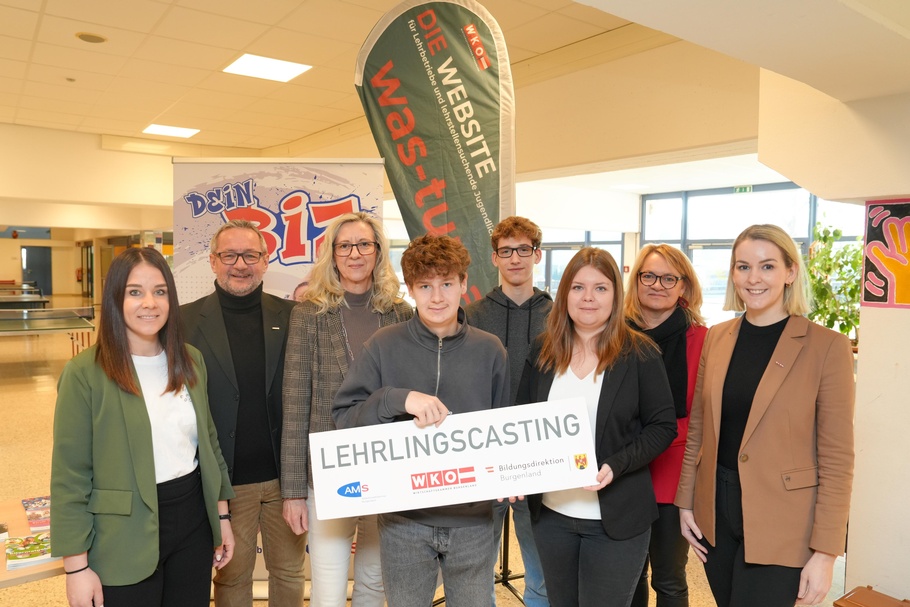Sarah Deutsch (AMS), Josef Kropf (WK-Regionalstellenobmann), Sigrid Müller (Schulleiterstellvertreterin), die Schüler Armin und Lars, Sandra Freitag (Pädagogin), Sonja Marth (Leiterin AMS-Regionalstelle Stegersbach/Jennersdorf) und Katharina Bagdy (WK-Regionalstellenleiterin) (v. l.). 
