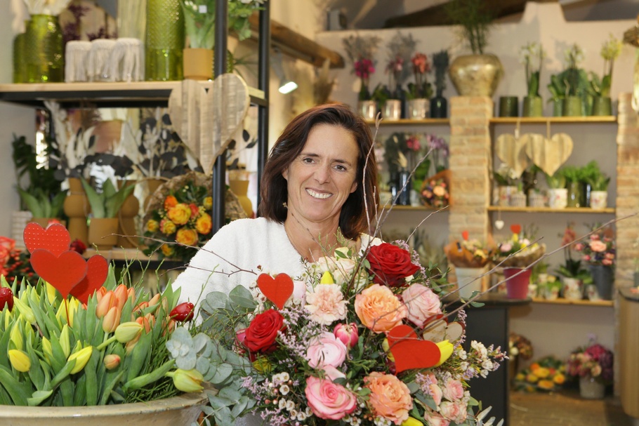 Landesinnungsmeister-Stellvertreterin Michaela Grandits inmitten einer Blütenpracht.