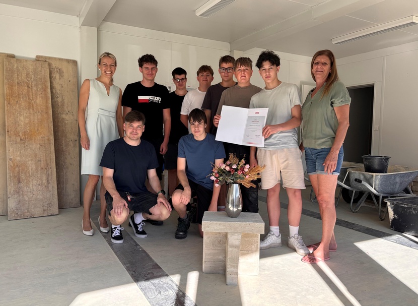 Die Schüler der Baugruppe der PTS Oberpullendorf präsentierten mit ihrem Lehrer Markus Heissenberger sowie Dir.-Stv. Sabine Muck (r.) und Katrin Sagmeister, Geschäftsführerin der Landesinnung Bau, (l.) ihr Werk, einer „Beton Plant Base“.