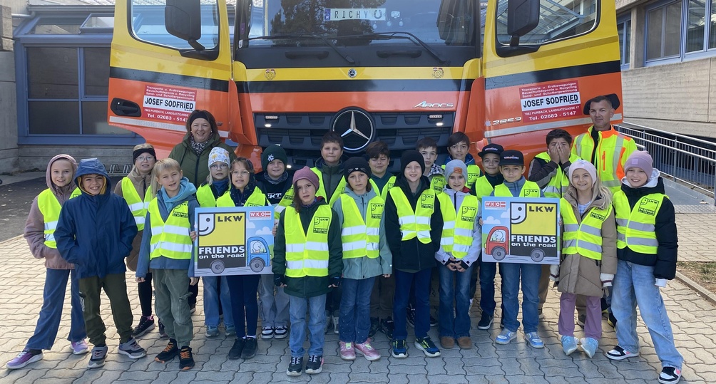 Klassenlehrerin Christina Riedl und Lkw-Fahrer Richard Elö mit den Kindern der Klasse 3a der Volksschule Purbach