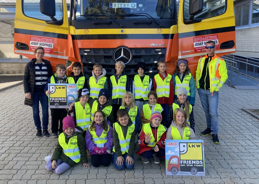 Klassenlehrerin Siegrid Weiss und Lkw-Fahrer Richard Elö mit den Kindern der <br />
Klasse 3b der Volksschule Purbach<br />
