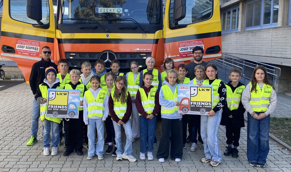Klassenlehrer David Schmitzberger und Lkw-Fahrer Richard Elö mit den Kindern der Klasse 4a der Volksschule Purbach