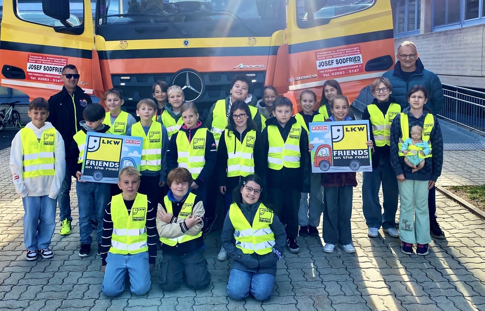 Klassenlehrer Hubert Gmasz und Lkw-Fahrer Richard Elö mit den Kindern der <br />
Klasse 4b der Volksschule Purbach<br />
