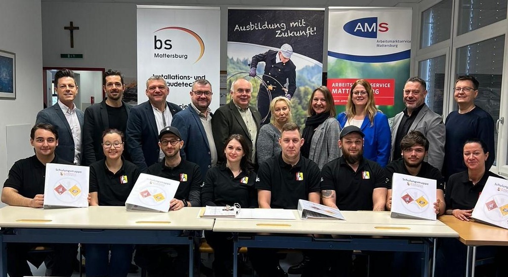 Die acht Quereinsteiger Rafael Hotea, Katharina Leban, Fabian Seehofer, Jennifer Frank, Peter Farkas, Daniel Hofmeister, Sandro Fuchs und Andrea Andrejic (sitzend v. l.); Thomas Plank (Schulleiter), Anton Zolles (Innungsmeister-Stellvertreter), Herbert Baumrock (Innungsmeister), Roland Grieer (Ausbildungswart), Karl Tinhof (Fachgruppengeschäftsführer), Andrea Hametner (AGAN-Job konkret), Marlene Rottenschlager (AMS Mattersburg), Karin Steiner (AMS Burgenland Landesgeschäftsführerin-Stv.), Markus Plattner (Geschäftsstellenleiter AMS Mattersburg), Ernst Kornfeld (AMS Mattersburg) (stehend v. l.). 