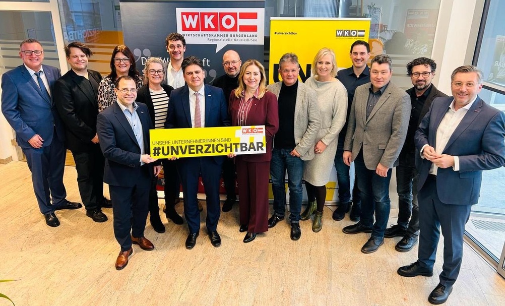 Regionalstellenleiter Harald Pokorny, Hans Heiling, Frau in der Wirtschaft-Bezirksvorsitzende Bianca Hartmann-Waba, Wirtschaftskammerpräsident Mst. Andreas Wirth, Sabrina Mikula, JW-Bezirksvorsitzender Franz-Peter Anna-Maria Bresich, Neo-Regionalstellenobmann Christoph Pöck, Christoph Leszkovich, Margit Bleich, Markus Bohrer, EPU-Bezirksvorsitzende Friederike Heinrich, Erich Ermler jun., KommR Andreas Leithner, Manfred Andert und Wirtschaftskammerdirektor Harald Schermann (v. l.) 