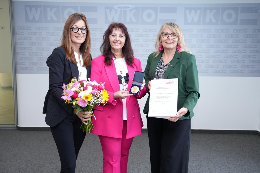 Fachgruppengeschäftsführerin Marlene Wiedenhofer, Preisträgerin KommR Mst.in Martina Mohapp und Landesinnungsmeisterin KommR Mst.in Michaela Eckhardt (v. l.)  