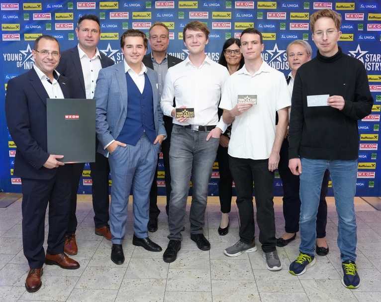 Sanochemie Pharmazeutika GmbH<br />
Wirtschaftskammerpräsident Mst. Andreas Wirth, Christian Groth, Dominik Kornfeld (4. Lehrjahr), Spartenobmann KommR Christoph Blum, Manuel Kirnbauer (4. Lehrjahr), Beate Kälz (Firmenrepräsentantin), Thomas Schüller (3. Lehrjahr), Iris Keller (Ausbilderin) und William Sage (2. Lehrjahr) (v. l.) <br />
