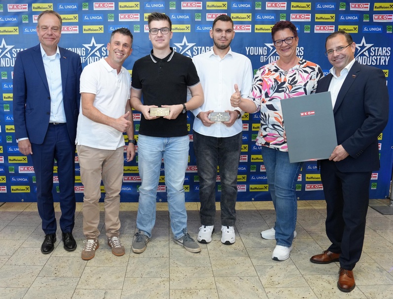 Spartenobmann KommR Christoph Blum, Roland Friedl (Ausbilder), Sebastian Bergmann (Lehrling, 3. Lehrjahr), Kristof Bicskei (Lehrling, 1. Lehrjahr), Jennifer Jagsch (Firmenrepräsentantin) und Wirtschaftskammerpräsident Mst. Andreas Wirth (v. l.)