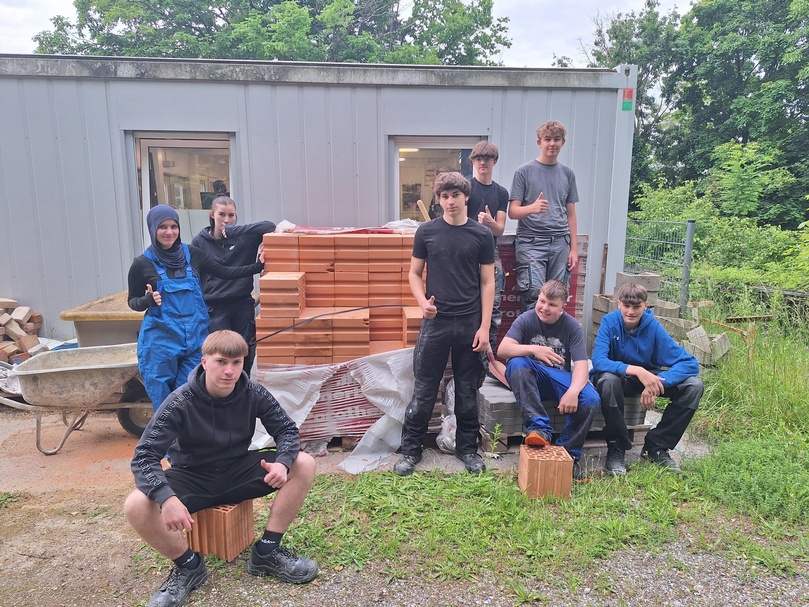 Die Schülerinnen und Schüler der Bau-Holz-Gruppe der PTS Eisenstadt freuten sich über eine Ziegel-Lieferung der Landesinnung Bau Burgenland. 