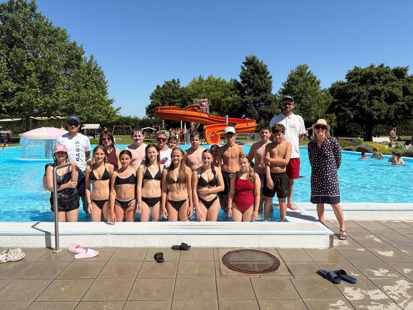 Bademeister Thomas Huszar (2. v. r.), die Lehrkräfte Maria Patronovits (r.), Lukas Poglits, Anna Tumaris (2. R.; v. l.) und Klaudia Gmeiner (2. R.; 4. v. l.) mit Schülerinnen und Schülern der 3. Klasse der NMS Deutschkreutz im Freibad Deutschkreutz