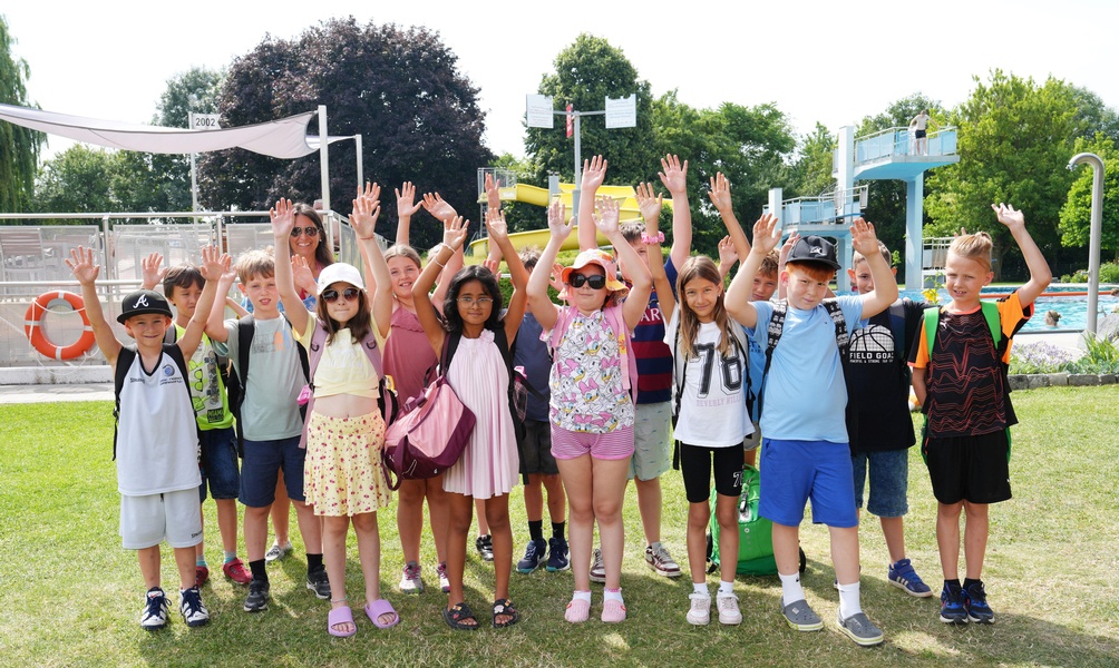 Klassenlehrerin Susanne Frank mit Schülerinnen und Schülern der 3b-Klasse der Volksschule Siegendorf im Schwimmbad Siegendorf. 