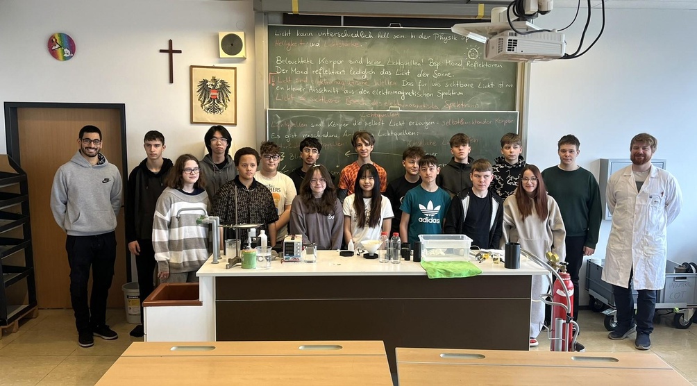 Vortragender Matthias Bergthaler (r.) mit Schülerinnen und Schülern der 4a-Klasse der Mittelschule Mattersburg. 