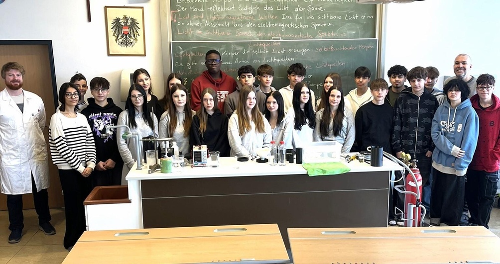 Vortragender Matthias Bergthaler (l.) mit Schülerinnen und Schülern der 4c-Klasse der Mittelschule Mattersburg.