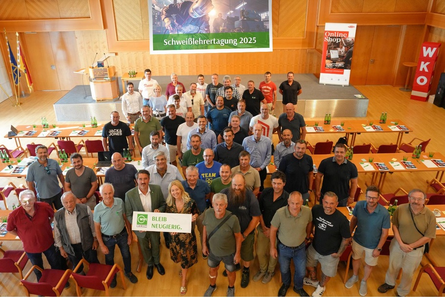 Teilnehmende an der Schweißlehrertagung rund um WIFI Burgenland-Institutsleiter Thomas Jestl und Susanne Schilder vom WIFI Österreich (4. und 5. v. l.) 
