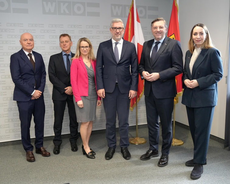 Peter Penkoff (Honorarkonsul Republik Slowenien im Burgenland), Marko Vrevc (Wirtschaftsrat Slowenische Botschaft), Barbara Kremžar (Stellvertreterin des Botschafters), Marko Štucin (Botschafter der Republik Slowenien in Österreich), Harald Schermann (Wirtschaftskammerdirektor) und Melanie Wagner-Deli (Leiterin AW & EU in der WK Burgenland) (v. l.) 
