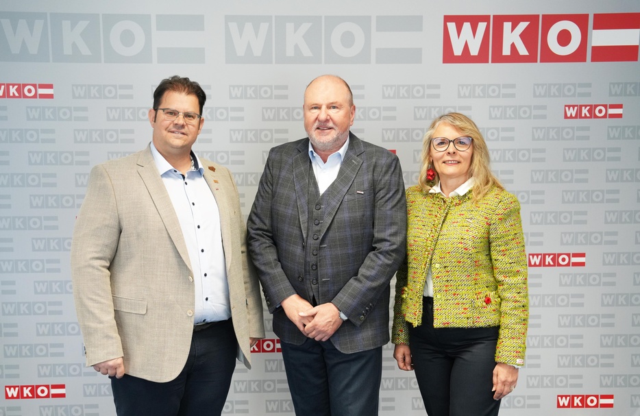 Spartenobmann KommR Anton Putz (M.) mit seinen Stellvertretern, Metalltechnik-Landesinnungsmeister Mario Horvath und KommR Mst. Michaela Eckhardt, Landesinnungsmeisterin Mode und Bekleidungstechnik.