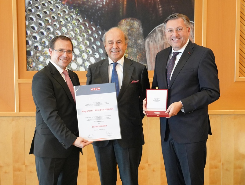 Ehrenmedaille: Wirtschaftskammerpräsident Mst. Andreas Wirth, Alfred Szczepanski und Wirtschaftskammerdirektor Harald Schermann