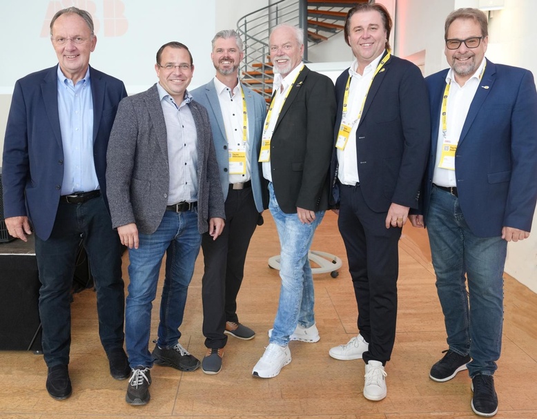 : KommR Robert Pfarrwaller (Bundesgremialobmann des Elektro- und Einrichtungsfachhandels), Wirtschaftskammerpräsident Mst. Andreas Wirth, Philipp Reichart (Landesgremialobmann des Elektro- und Einrichtungsfachhandels), Mst. Franz Reichart, Franz Buchinger (Landesinnungsmeister der Elektro-, Gebäude-, Alarm- und Kommunikationstechniker) und KommR Wolfgang Reiter (v. l.)