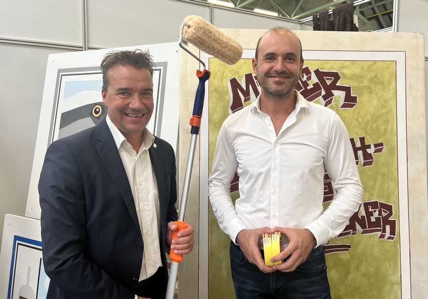 Landesinnungsmeister Jürgen Szerencsits mit Malermeister Tim Schöberl (v. l.) 