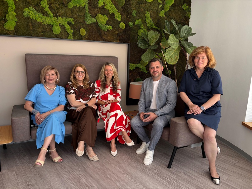 Vizebürgermeisterin Birgit Grafl, Staatssekretärin Ulrike Königsberger-Ludwig, Fachgruppengeschäftsführerin Katrin Sagmeister, Obmann Franz Drescher und WK-Direktor-Stellvertreterin Doris Granabetter beim Tag der offenen Tür im Pflegezentrum in Neutal (v. l.) 