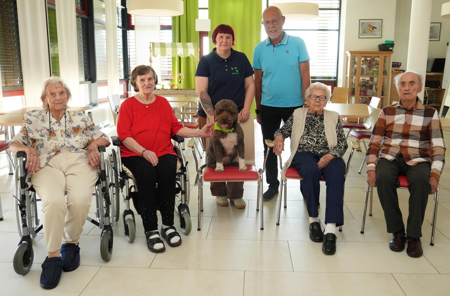 Tierdienstleisterin Barbara Hribar-Karpf und ihr Therapiebegleithund Filou sowie Berufsgruppensprecher Norbert Ziegler im Caritas Pflegeheim in Eisenstadt