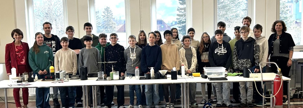 Klasse 3a mit Direktorin Gabriela Pollak (l.), Klassenvorstand Jürgen Frank (3. v. l.), BO-Lehrerin Monika Lux-Wagner (r.) und Vortragendem Mathias Bergthaler (3. v. r.).