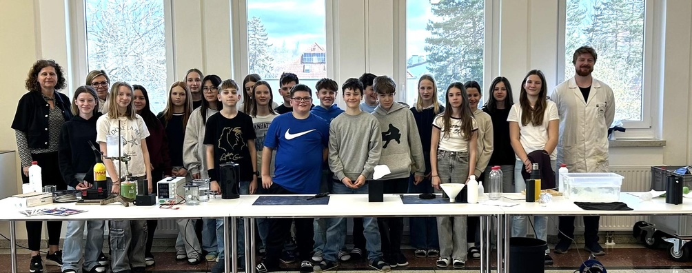 Klasse 3b mit Klassenvorständin Irene Reiter (3. v. l.), BO-Lehrerin Monika Lux-Wagner (l.) und Vortragendem Mathias Bergthaler (r.).