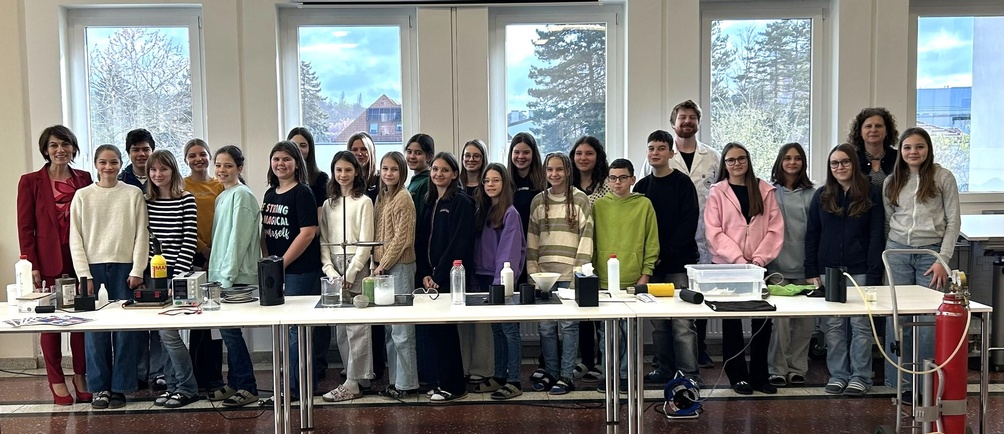Klasse 3c mit Direktorin Gabriela Pollak (l.), BO-Lehrerin Monika Lux-Wagner (2. v. r.) und Vortragendem Mathias Bergthaler (6. v. r.).