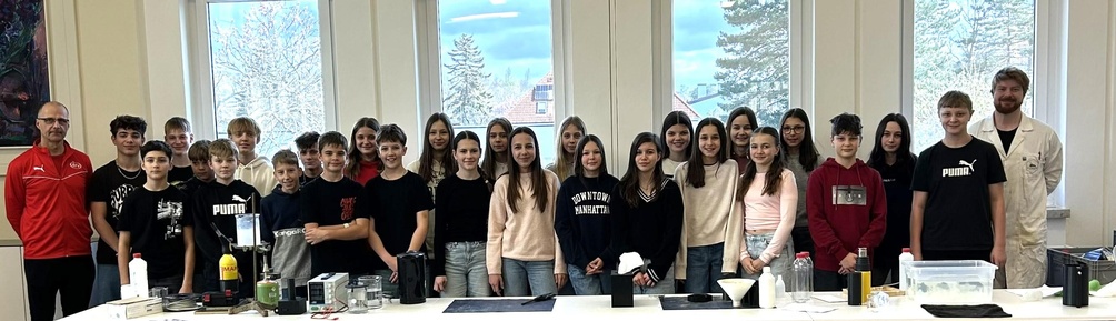 Klasse 3d mit Klassenvorstand Christoph Schalling (l.) und Vortragendem Mathias Bergthaler (r.).