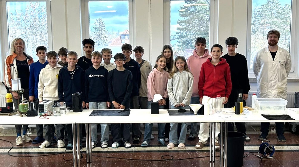 Klasse 3e mit Klassenvorständin Lore Pöschl (l.) und Vortragendem Mathias Bergthaler (r.).