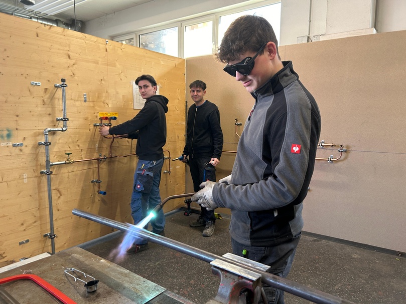 Beim Training: Mathias Schermann (Bubendorf), Thomas Nikitscher (Sulz) und Fabian Wukitsevits (Eltendorf) – die besten burgenländischen Lehrlinge der Zunft (v.l.). 