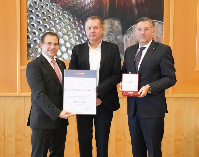 Ehrenmedaille: Wirtschaftskammerpräsident Mst. Andreas Wirth, Wolfgang Trimmel und Wirtschaftskammerdirektor Harald Schermann