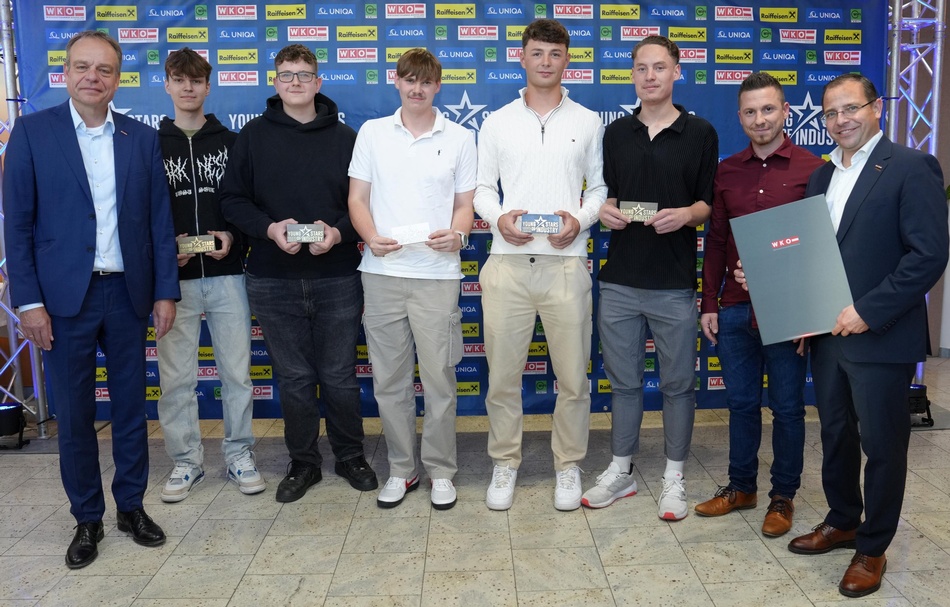 Spartenobmann KommR Christoph Blum, Lorenc Avdyli (Lehrling, 1. Lehrjahr), Julian Pesenhofer (Lehrling, 1. Lehrjahr), Cedric Müllner (Lehrling, 3. Lehrjahr), Timo Radits (Lehrling, LAP), Tobias Schabhüttl (Lehrling, 4. Lehrjahr), Patrick Wagner (Ausbilder) und Wirtschaftskammerpräsident Mst. Andreas Wirth (v. l.)